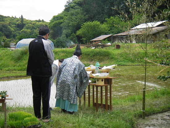 *祝詞をあげる水神社の宮司さんと造る会会長の田中さん